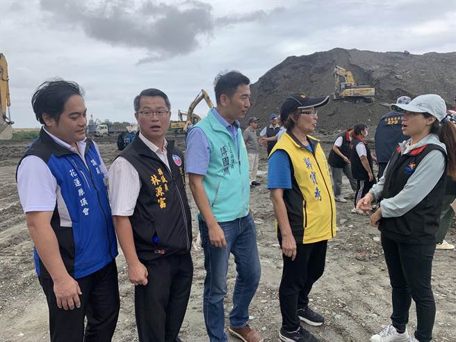 移除的砂石場區必須回填，但土壤內容物不明。花蓮縣議會鄭寶秀多位議員到場關心，組專案追查。（王志偉攝）