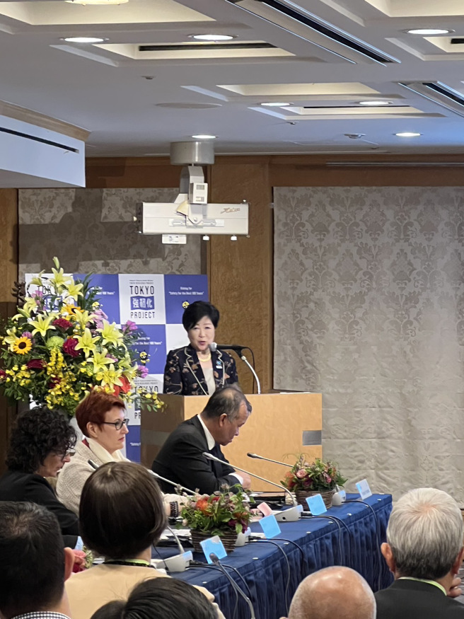 台北市于10月12日参加日本东京都主办之「2023 危机管理会议（Crisis Management Conference 2023）」，由台北市消防局许志敏副局长代表出席，东京都知事小池百合子致欢迎词。（图／北市消防局提供）