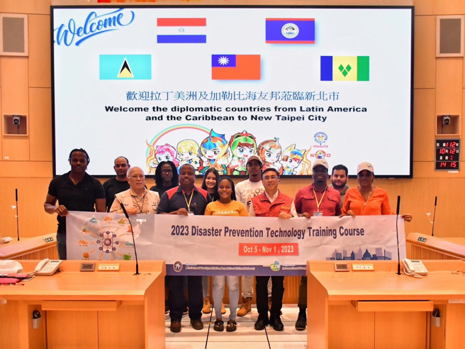 拉丁美洲友邦贝里斯、巴拉圭、圣文森及圣露西亚等四国共11位灾害应变中心核心幕僚应邀来台培训，并于今（12）日参访新北市灾害应变中心（EOC）。（图／新北消防局提供）