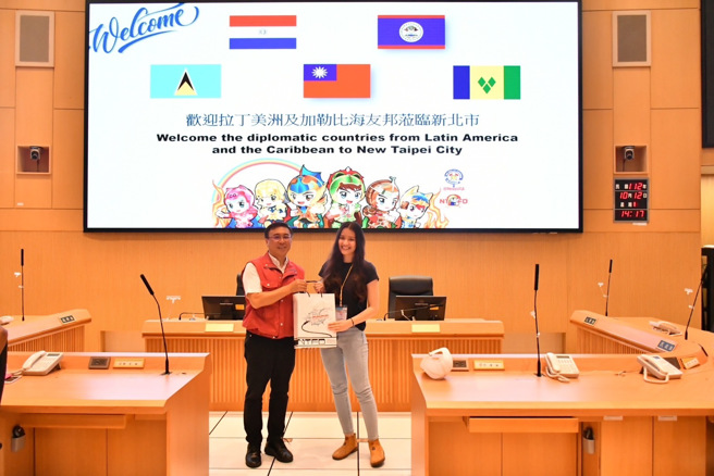 拉丁美洲友邦贝里斯、巴拉圭、圣文森及圣露西亚等四国共11位灾害应变中心核心幕僚应邀来台培训，并于今（12）日参访新北市灾害应变中心（EOC）。（图／新北消防局提供）