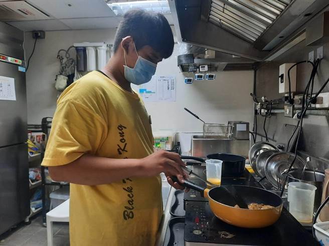 社团法人方舟就业服务协会2023年6月媒合小黄（化名、见图）从事餐饮业工作。（社团法人方舟就业服务协会提供／林雅惠高雄传真）