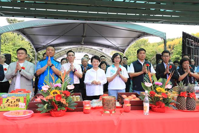 民眾党立委参选人蔡壁如（右4）上月穿竞选衣服参加校园活动中心动土典礼，同框市长卢秀燕（左4），台中市议员施志昌痛批议员施志昌痛批「市府为蓝白合无视行政中立」。（翻摄自市府网站）