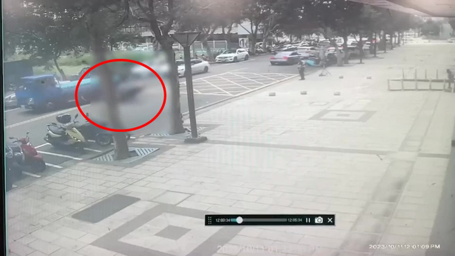 台北监狱梁姓受刑人监外自作业中，骑车机车与车辆发生擦撞，经警察酒测「酒测超标」，被警方移送新北地检侦办，已被台北监狱带回。（翻摄画面）