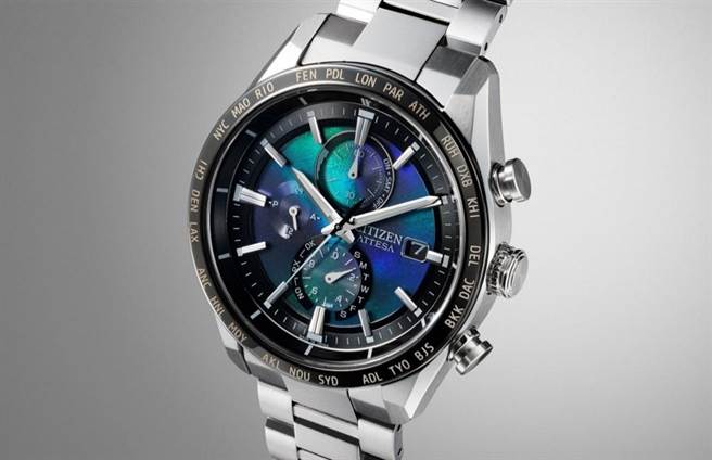 CITIZEN千彩之海AT8188-64L以双层表盘设计，诠释于海底洞窟内仰望海平面时的斑斓美景，5万5800元。（CITIZEN提供）