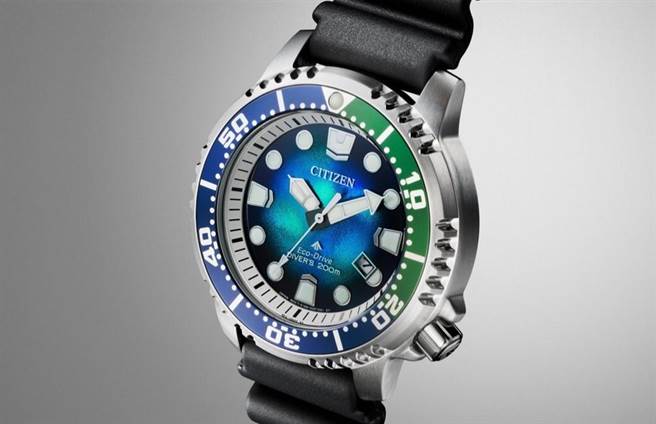 CITIZEN千彩之海BN0166-01L蓝绿双色调表圈搭配结构色表盘，展现阳光下波光粼粼的海面，1万6800元。（CITIZEN提供）