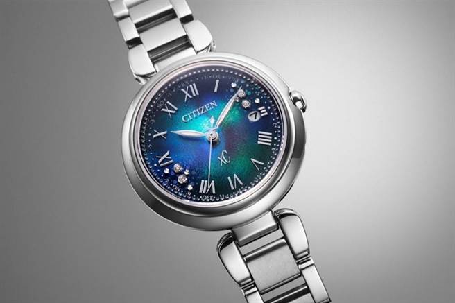 CITIZEN千彩之海ES9460-61L以8时位置钻石搭配立体晶透罗马数字时标，呈现海平面下生机盎然的景象，3万8900元。（CITIZEN提供）