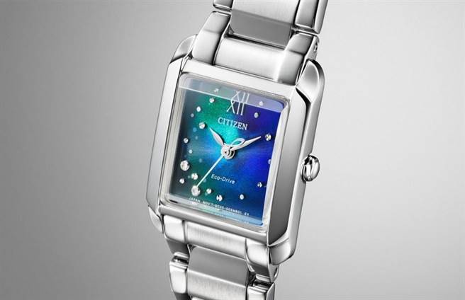 CITIZEN千彩之海EW5591-60L有着独特矩形表壳，以钻石与晶锥造型时标展现海洋生命力，1万7800元。（CITIZEN提供）