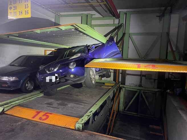 76歲李姓男子於操作機械式停車設備，疏未注意機械平面車位已有民眾53歲任姓男子坐於自小客車內，致機器運轉時任男一時驚嚇開啟車門逃離，左前側車門遭下降機器壓損。（翻攝畫面）