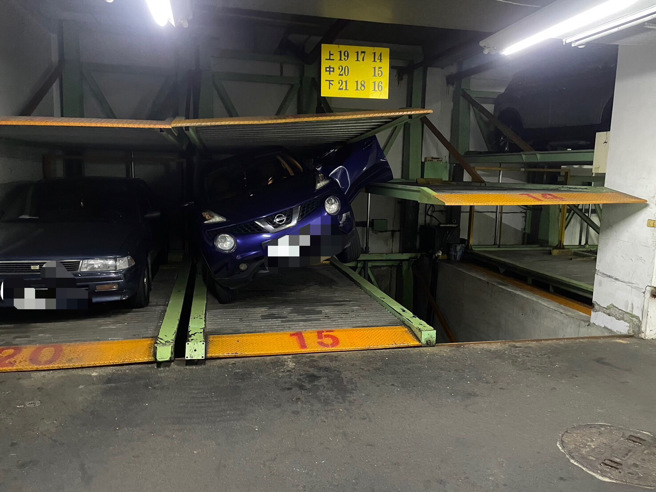 76歲李姓男子於操作機械式停車設備，疏未注意機械平面車位已有民眾53歲任姓男子坐於自小客車內，致機器運轉時任男一時驚嚇開啟車門逃離，左前側車門遭下降機器壓損。（翻攝畫面）