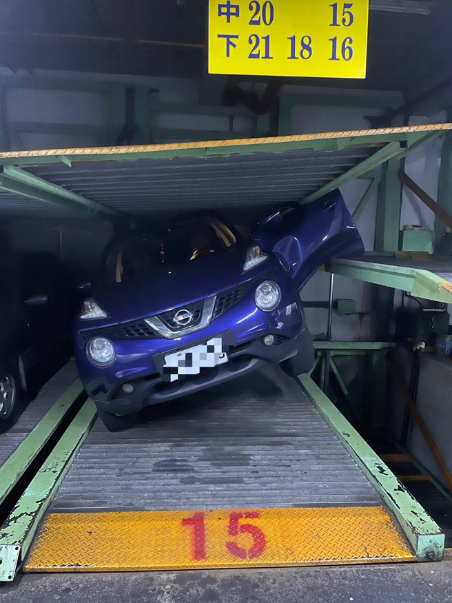 76歲李姓男子於操作機械式停車設備，疏未注意機械平面車位已有民眾53歲任姓男子坐於自小客車內，致機器運轉時任男一時驚嚇開啟車門逃離，左前側車門遭下降機器壓損。（翻攝畫面）