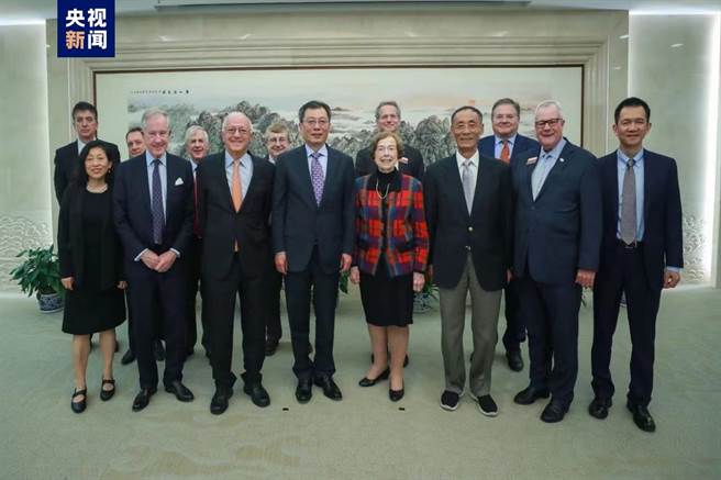 大陸外交部美大司司長會見中美經濟二軌對話美方代表團一行。（大陸央視）