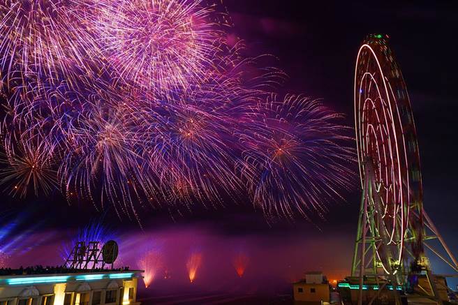 义大皇家酒店与义大天悦饭店拥有欣赏义大世界烟火秀的地理优势，两馆均推出3天2夜跨年住房专案抢市。（义大世界提供）