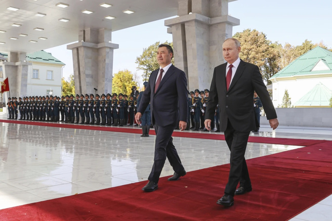 普丁访问吉尔吉斯共和国，与总统札帕洛夫(Sadyr Japarov)走红地毯。(图/美联社)