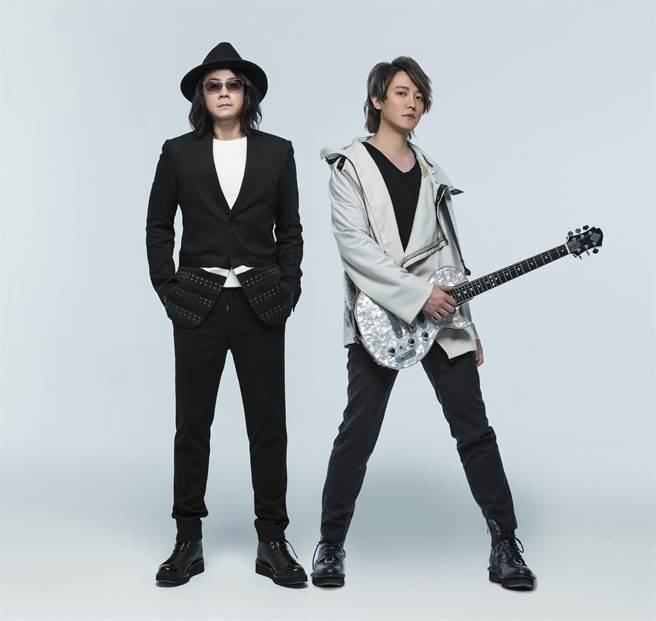 F.I.R.」陳建寧（左）、阿沁近來推出首本音樂創作書。（無限延伸提供）