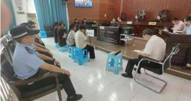 贵州一名女子因不满丈夫外遇，因此将小三衣服扒光在带她到街上羞辱。（图／翻摄画面）