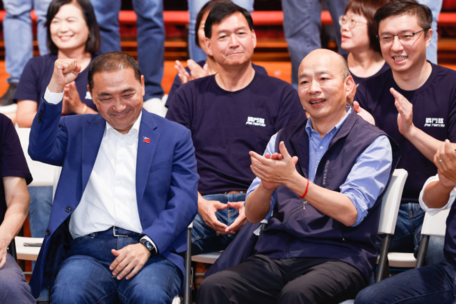 战斗蓝记者会上，前高雄市长韩国瑜(右)出席力挺国民党总统参选人侯友宜(左)。（中时资料照／陈信翰摄）