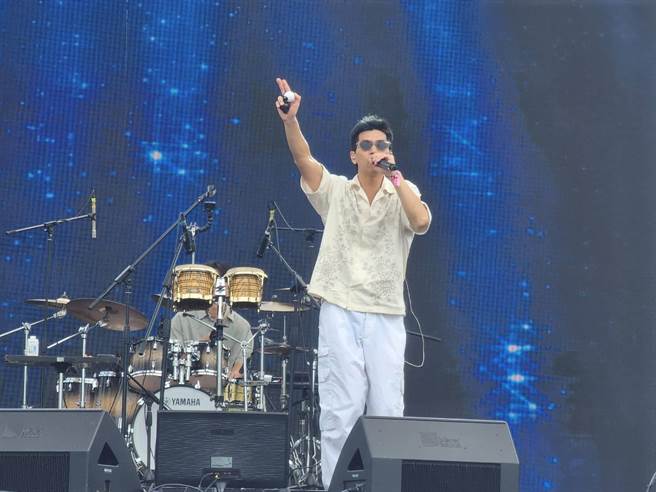 雷擎在韩国釜山摇滚音乐节表演，将原住民传统谣唱编入歌曲。（北流提供）