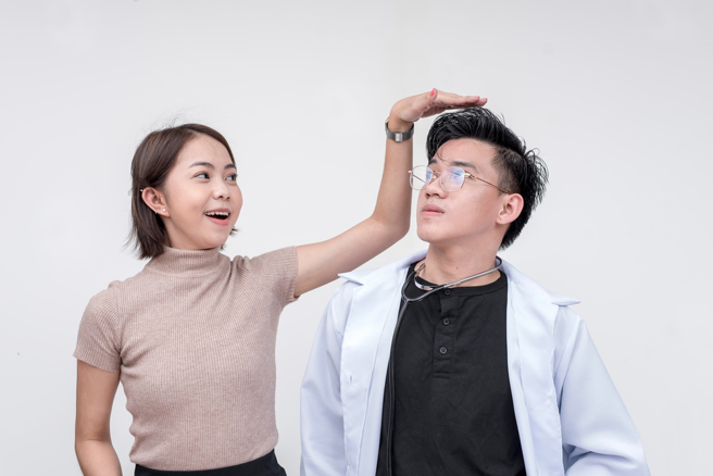 交往4年首见家长，男网友身高168cm被嫌矮，引起网友热议。（图／shutterstock）