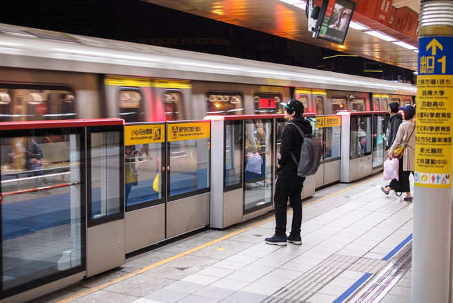 一名女網友日前搭捷運遇到乘客挖鼻屎抹在扶手上，讓她震驚不已。（示意圖／Shutterstock）