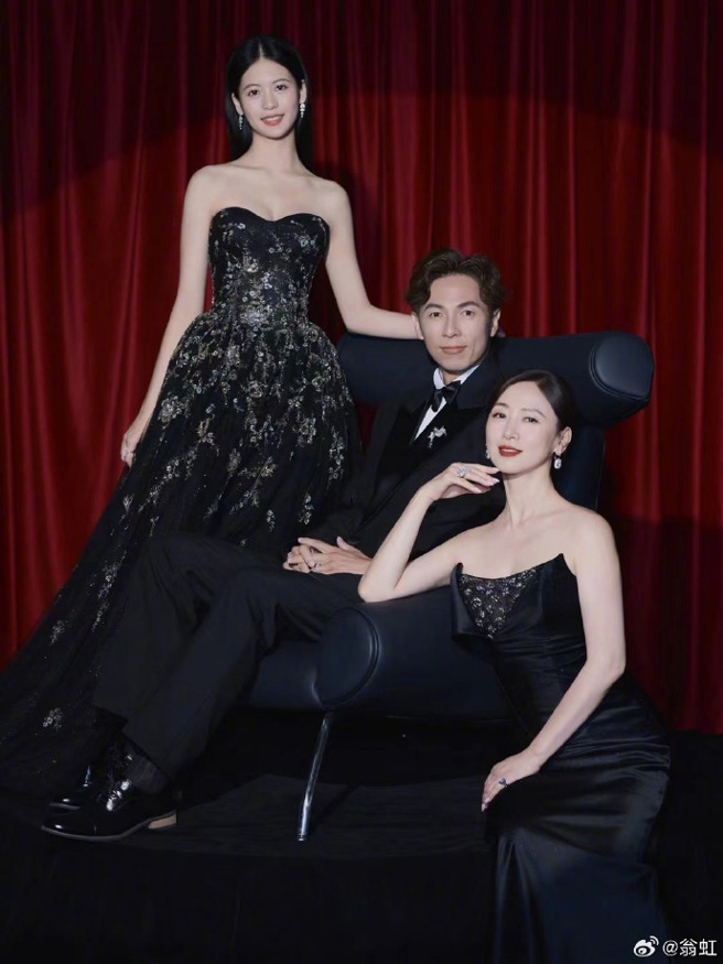 翁虹晒全家福。（图／微博@翁虹）