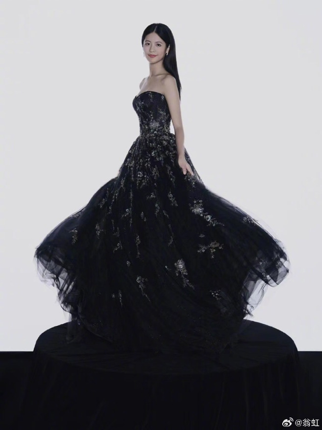 16岁小水晶是美少女。（图／微博@翁虹）