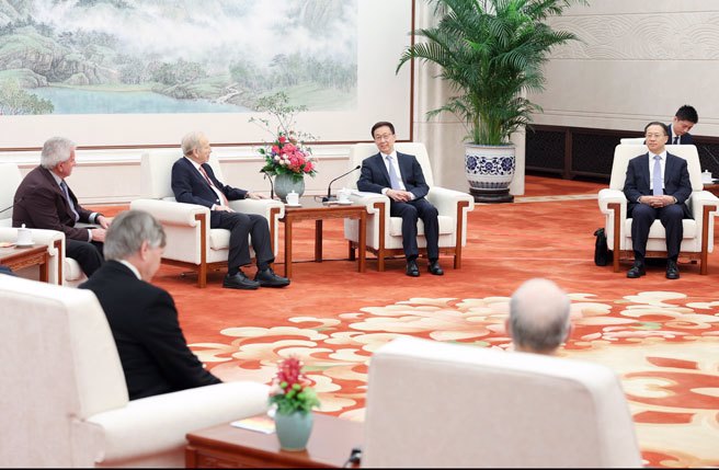 大陆国家副主席韩正(右2)10月12日在北京会见出席中美知名人士论坛第五次会议的美方代表。（新华社）