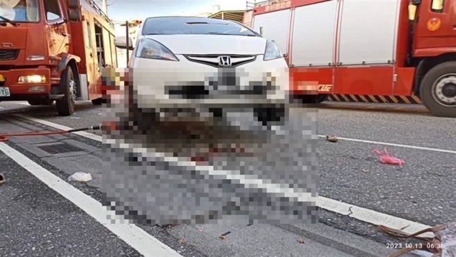 婦人被壓在車底下，消防局利用油壓撐高器，將車輛頂高，才將婦人救出送醫。（消防局提供／王志偉花蓮傳真）