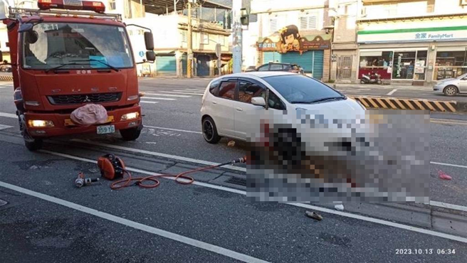 小轎車撞擊路人，被壓在車底下，現場血跡斑斑。（消防局提供／王志偉花蓮傳真）