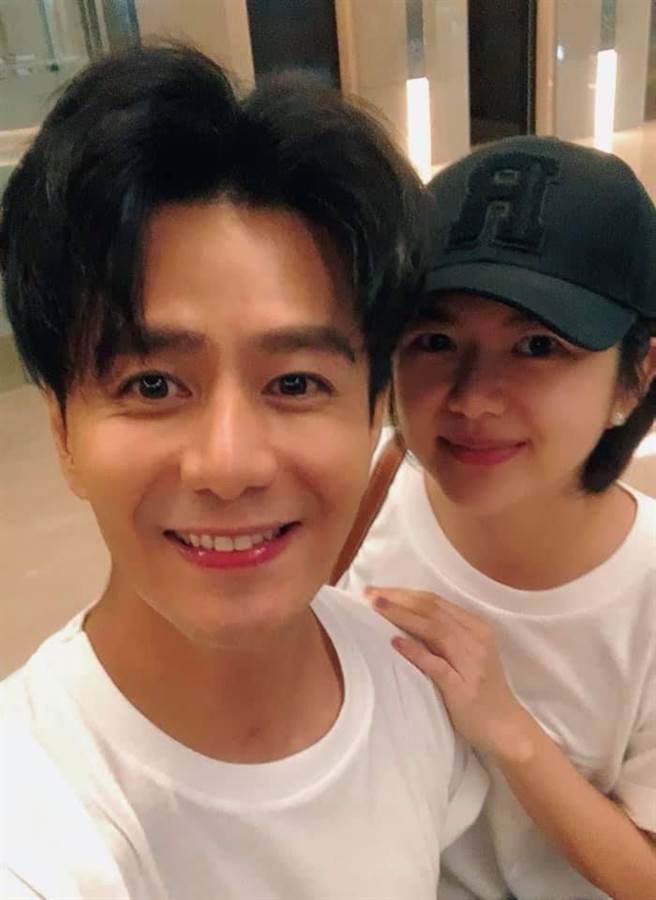 郭彦均（左）让老婆小猪了解艺人的工作，好让她放心。（郭彦均提供）