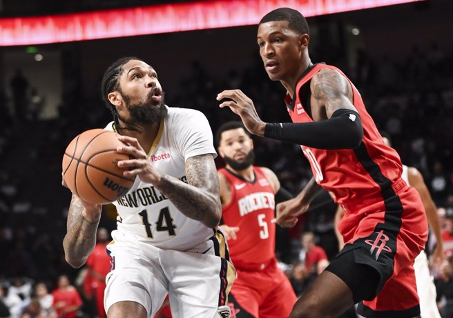 贾巴里史密斯(右)紧盯准备起身上篮的英格拉姆。(美联社)