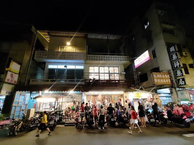 台中知名炒飯店遭查使用美豬，業者臉書PO文道歉，坦承不夠謹慎，顧客留言表示支持力挺。（摘自幸福小館臉書）