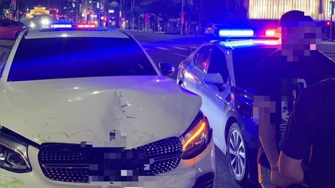 游男駕駛賓士車酒駕撞到2人還肇逃，警方循線在車禍地500公尺外逮到游男。（警方提供／任義宇高雄報導）