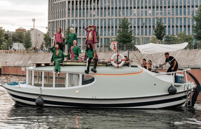 「#DAMUR」日前于柏林的史普里（Spree）河上以小艇为T台进行本季设计服饰展演，本周日再将秀场拉回至高雄港，延续「水」元素的移动性特质。（图片来源：高雄市青年局提供）