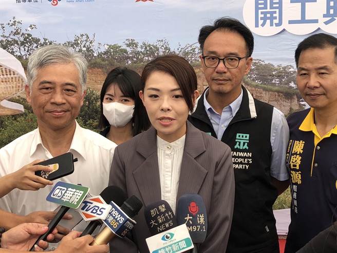 新竹市长高虹安（中）13日被问到柯美兰决定独立参选，她表示，因为最近没有接触党务，对柯美兰医师决定参选、脱党参选，跟她没有太多讨论，党务则交由党中央。（王惠慧摄）