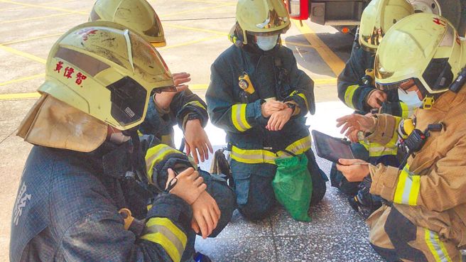 圖為新竹縣消防局進行救災訓練。（資料照片）