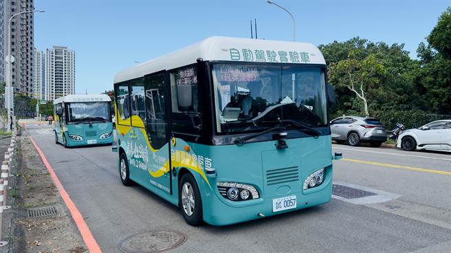 2023年10月13日新北市／新北市淡海智駕電巴雙車聯動計畫，明起開放民眾體驗搭乘2個月。（呂健豪攝）