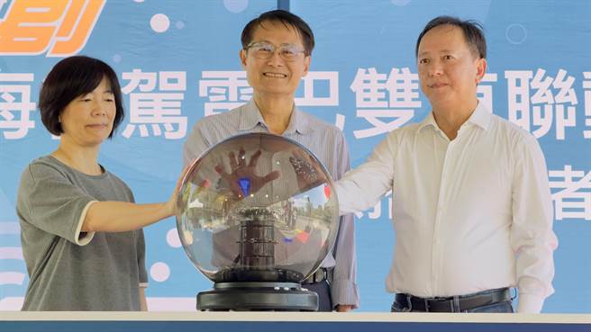 2023年10月13日新北市／新北市副市長陳純敬（中）按下啟動裝置，宣布雙車聯動計畫試乘開始。（呂健豪攝）