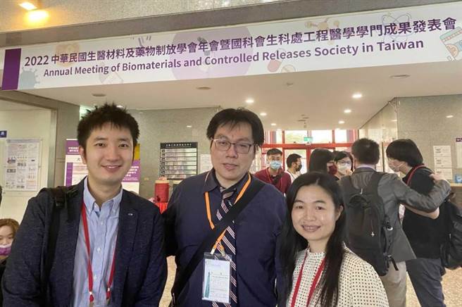 研究团队成员为兴大教授赖秉杉（中）与逢甲大学副教授李亦宸（左）、清大医环系副教授李亦淇（右）。（中兴大学提供／张妍溱台中传真）