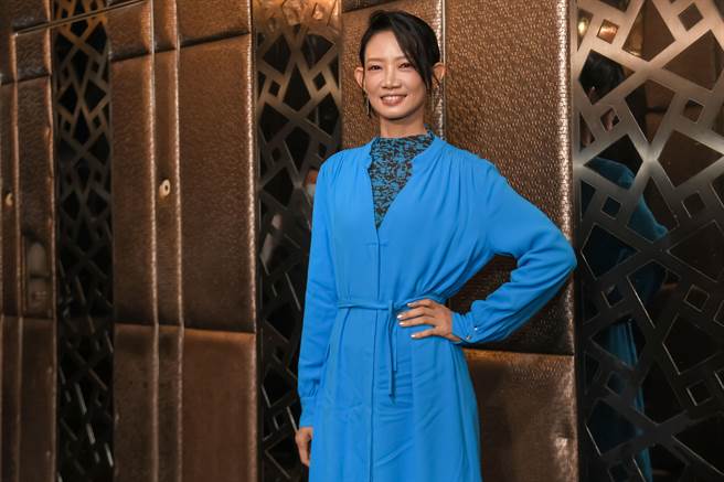 吴奕蓉以《我愿意》入围金钟奖戏剧节目女配角奖，出席剧组入围庆功宴。（络思本娱乐制作）