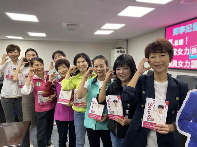 立委陳亭妃（右）發表新書，8名女議員今天在台南市議會力挺。（曹婷婷攝）