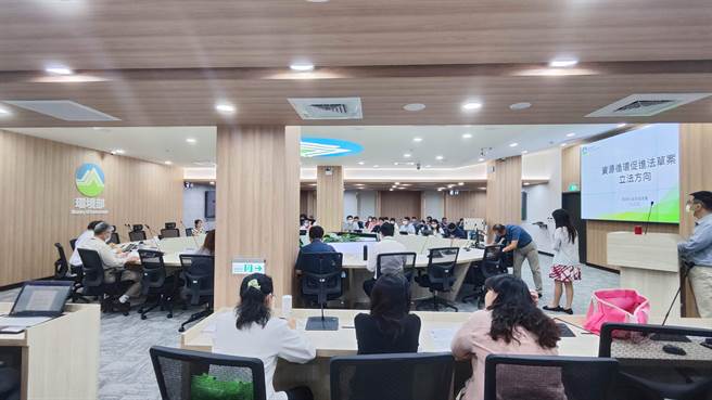 資源循環署今天邀集各部會，並召開首場資源循環促進法草案立法方向討論。（林良齊攝）