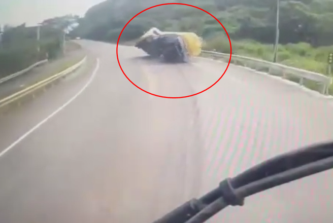 画面曝光！化学槽车「跨越双黄线」弯道超车，失控翻覆驾驶惨死。(翻摄画面)
