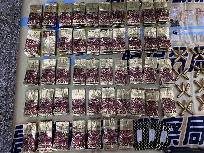 陳姓男子、洪姓女子以及幫手的許姓男子特地以「土鳳梨酥」包裝偽裝的毒咖啡包、海洛因及安非他命等各式毒品。3人訊後遭移送高雄地檢署偵辦，陳男最後被法院裁定羈押。（高市鹽埕分局提供／袁庭堯高雄傳真）