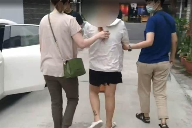 懷孕8個月、挺著孕肚的洪女與男友躲藏在公寓中分裝毒品。（高市鹽埕分局提供／袁庭堯高雄傳真）