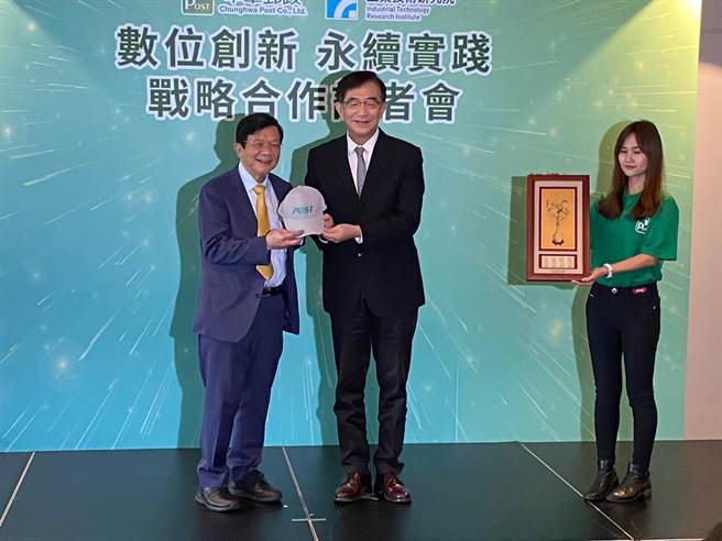 中華郵政公司董事長吳宏謀（中）與工研院董事長李世光（左）簽署合作備忘錄，由工研運替中華郵政培訓超郵潛力之星。（陳祐誠攝）