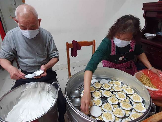 肉圆刘老板娘坦言，「年纪渐大体力不堪负荷，先生身体不佳，才决定要退休了」。（游定刚拍摄）