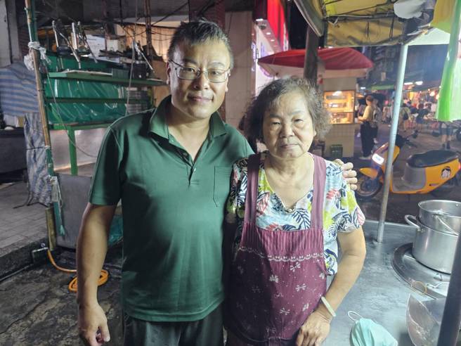 刘姓老板娘(图右)肉圆卖了50年要退休了，儿子目前不考虑接手。（游定刚拍摄）