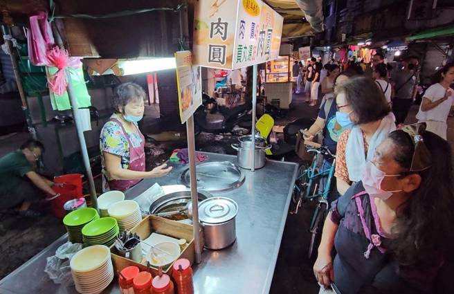 老板娘退休消息曝光，老顾客纷纷上门捧场。（游定刚拍摄）