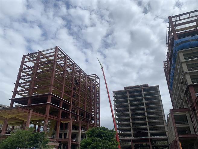 台北市思源路自来水事业处工地，13日发生工安意外，1名越籍移工坠落不治。（陈鸿伟翻摄）