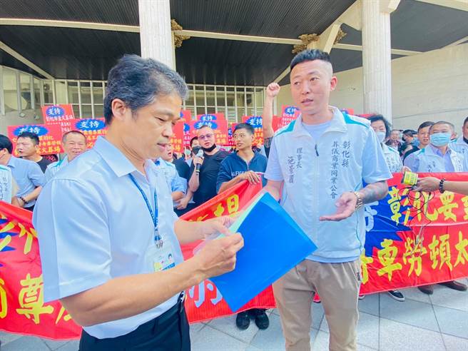 彰化县葬仪商业同业公会13日到彰化县政府前陈情，该会理事长施景国（前排右）递交陈情书给彰化县政府民政处副处长陈俊南（孙英哲摄）